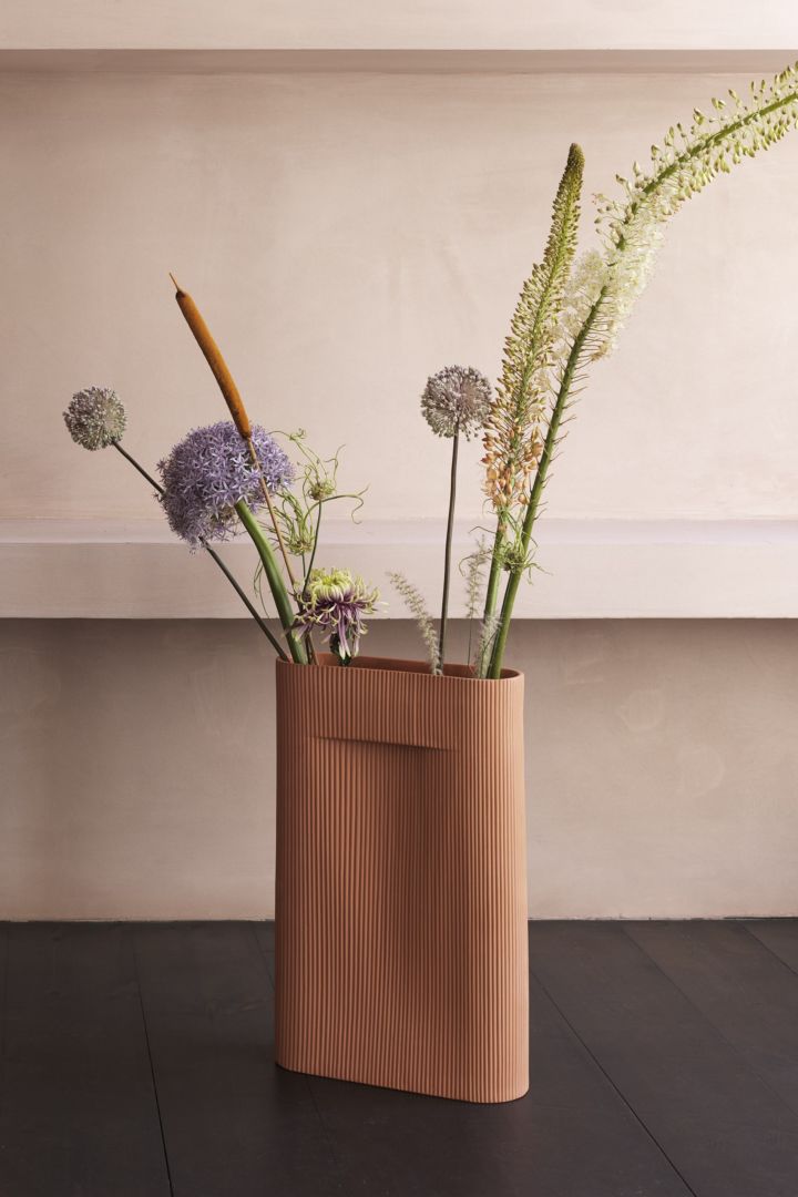 Stylingtips från Muuto - inred med Terracotta Ridge vas med färska blommor som skapar liv i hemmet.