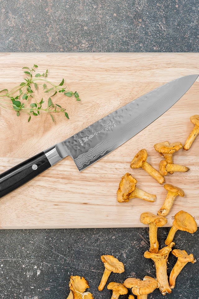 Zen kockkniv från Yaxell är bra julklappstips till den matlagningsintresserade.