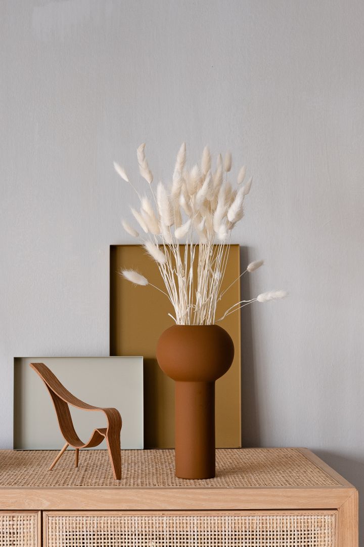 Brun hög vas för snittblommor som vass från varumärket Cooee Design. 