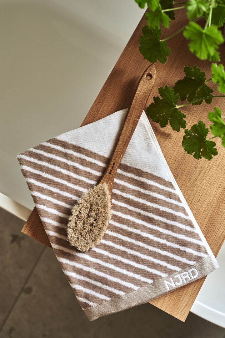 Skapa hemmaspa-känslan i ditt badrum genom att inreda med Stripes handduk från NJRD och badborste från Iris hantverk för avkopplande stunder.