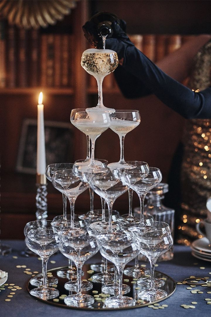 Skapa champagnetorn till nyår med kupade glas från Orrefors & Spiegelau för stämning på din nyårsdukning.