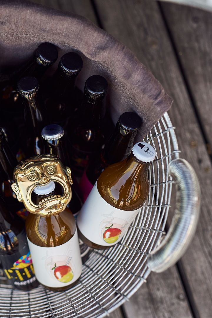 Korbo korg med svalkande dryck i tillsammans med snygg flasköppnare från Skultuna.