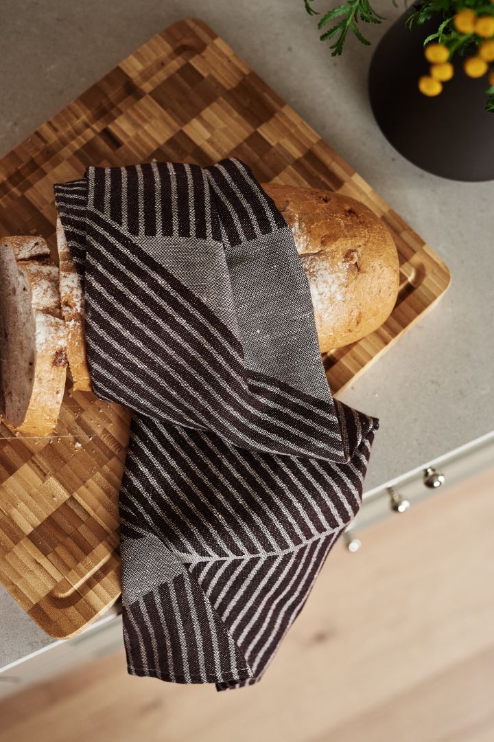 Förnya ditt kök med 11 praktiska & snygga kökstillbehör för enklare matlagning - här ser du stilrena Stripes kökshandduk från NJRD i brun och vit.