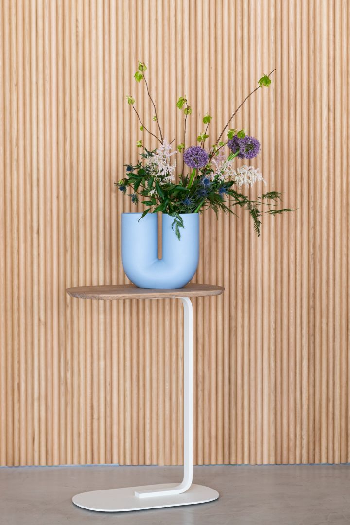 Stylingtips från Muuto - inred med denna lekfulla blå Kink vas som är fylld med vackra blommor som står på Soft sidobord i vitt och trä.