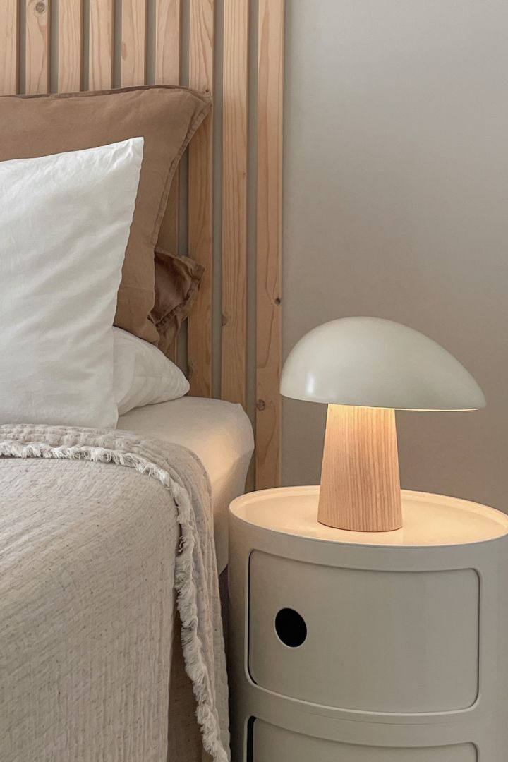 Fritz Hansens Night Owl bordslampa utstrålar verkligen skandinavisk design tack vare lampfoten i askträ i kombination med lampskärmen i en fin vit nyans.