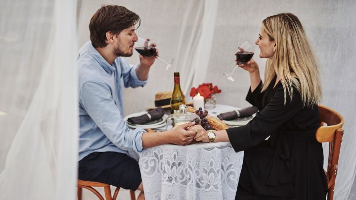 Enkla vinglas från Orrefors More-serie passar den enkla, romantiska dukningen och fungerar både till rött & vitt vin.