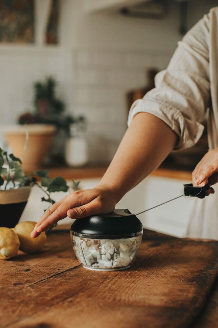 Förnya ditt kök med 11 praktiska & snygga kökstillbehör för enklare matlagning - här ser du en praktisk lökhackare från Dorre som är ett måste att ha i köket.